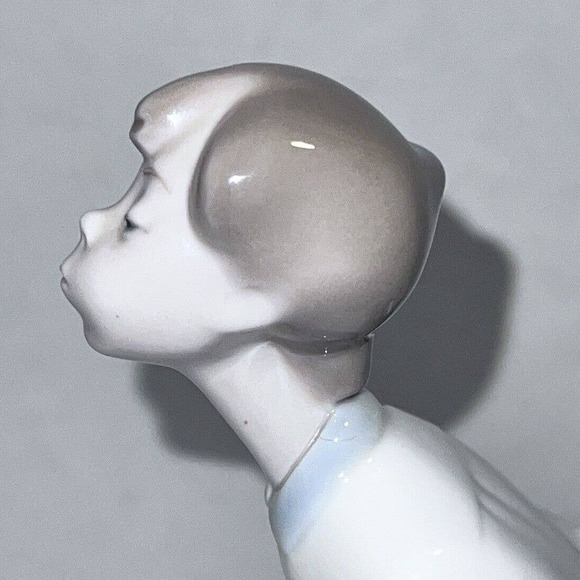 Vintage Lladro Boy In Nightgown Boy Kissing Figurine Spain #4869 - Retired - Picture 6 of 9